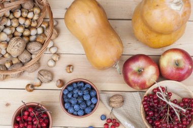 Kabaklar ve sonbahar berry ve sebze eski ahşap arka plan, portre, seçici odak ile sonbahar natürmort