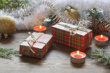 Noel hediyesi yılbaşı yeni yıl meyve ve yanan mum ışığında tinsel ortasında. Noel ve yeni yıl kutlama