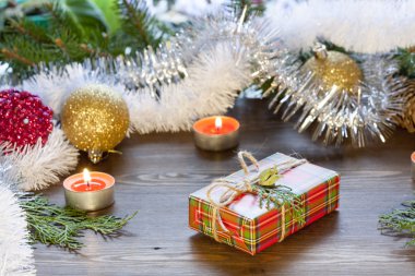 Noel Hediyelik Noel Yılbaşı Dekorasyonu ortasında, meyve ve tinsel yanan mum ışığında. Noel ve yeni yıl kutlama