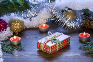 Noel Hediyelik Noel Yılbaşı Dekorasyonu ortasında, meyve ve tinsel yanan mum ışığında