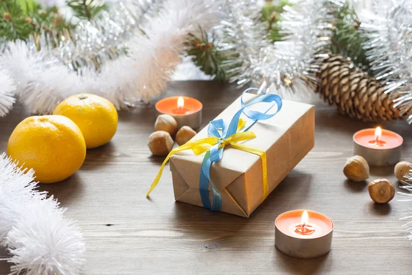 Різдвяний подарунок Різдвяний новий рік з прикрасою українського національного колориту серед фруктів і мішура у світлі свічок. Святкування нового року і Різдва — стокове фото