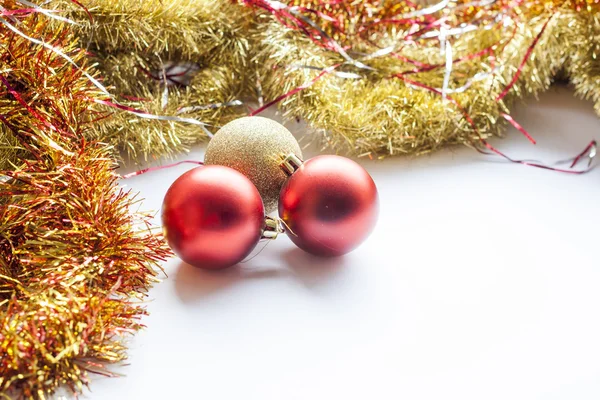 Boule de Noël décorative rouge et or et guirlande sur fond blanc — Photo