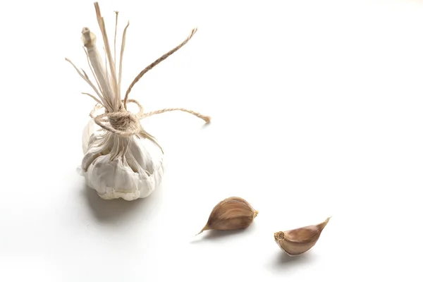 Heads of young and mature garlic, and raw cloves of garlic isolated on a white background. — 图库照片