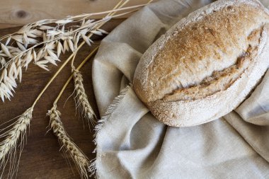 Ahşap bir masa üzerinde taze pişmiş ev yapımı ekmek