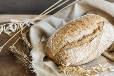 Ahşap bir masa üzerinde taze pişmiş ev yapımı ekmek