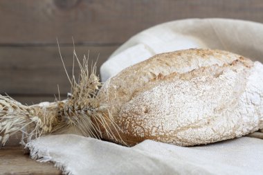 Ahşap bir masa üzerinde taze pişmiş ev yapımı ekmek