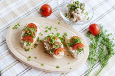 Kahvaltı, o güzel günler için büyük için çiğ domatesli sandviç.