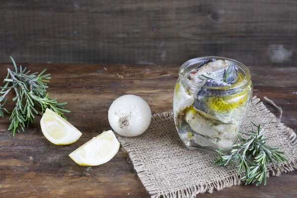 Marine edilmiş dilimlenmiş balık cam kavanozda muhafaza.