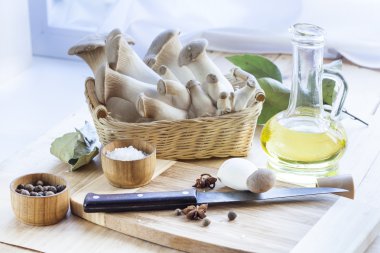 Sepet mantar, zeytin yağı ve mutfak arka plan tahta masada yemek pişirmek için malzemeler