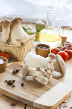 Sepet mantar, zeytin yağı ve mutfak arka plan tahta masada yemek pişirmek için malzemeler