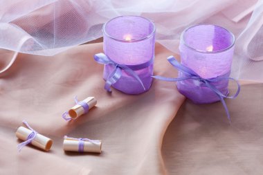 Cam şamdanlar tablo hakkında lavanta kağıt iki aromatik mum yakın çekim