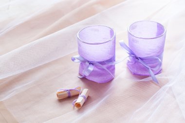 Cam şamdanlar tablo hakkında lavanta kağıt iki aromatik mum yakın çekim