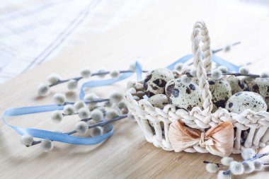 Paskalya yumurtaları Kukum sepet içinde