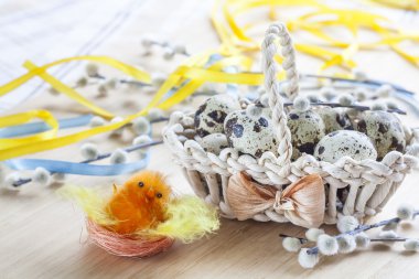 Paskalya yumurtaları Kukum sepet içinde