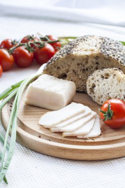 Domuz yağı ekmek ve sebze domates, salatalık ve yeşil taze soğan ile ahşap bir masa üzerine dilimlenmiş