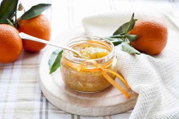 Mermelada de naranja en frasco de vidrio, enfoque selectivo . —  Fotos de Stock