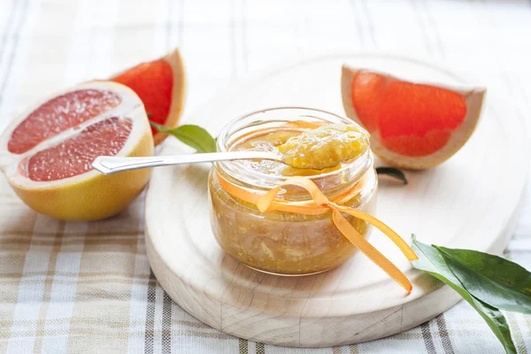 Mermelada de naranja en frasco de vidrio, enfoque selectivo . —  Fotos de Stock