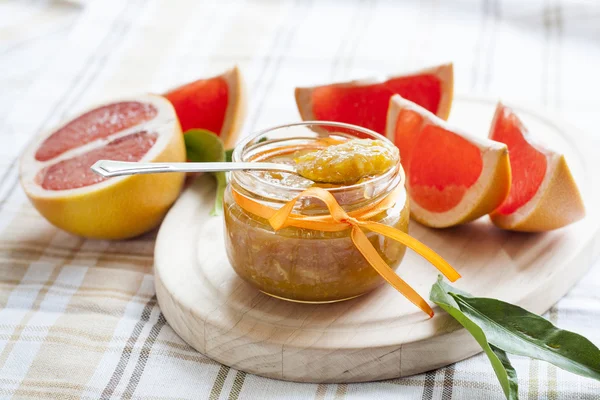 Mermelada de naranja en frasco de vidrio, enfoque selectivo . —  Fotos de Stock