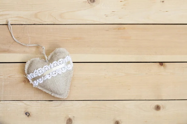 El yapımı Sevgililer günü kalp ahşap masa üzerinde. Kopya alanı ile Üstten Görünüm