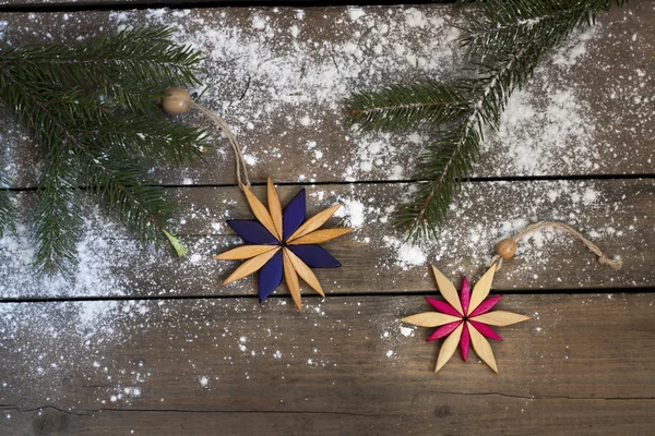 Kerstmis-Nieuwjaar decoratie samenstelling. Bovenaanzicht van bont-takken en sterren frame op houten achtergrond — Stockfoto