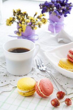 Renkli Fransızca macaroons ve yumuşak vintage renk ile beyaz kahve fincanı