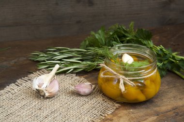 Domates suyu ahşap bir masa üzerinde marine edilmiş konserve domates