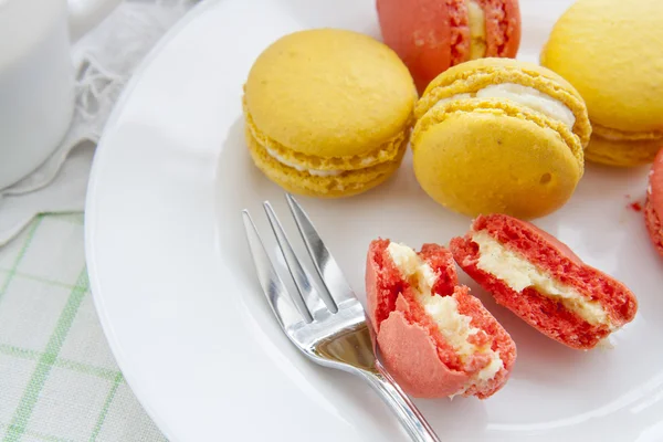 Colorful french macaroons in white dish with soft vintage color — Stock Photo, Image