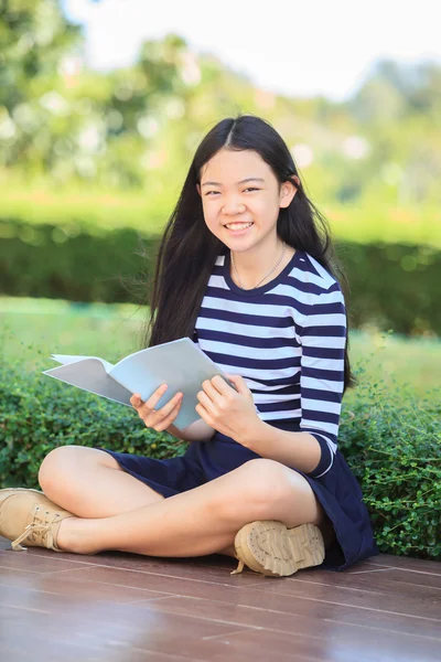 Asiático chica y escuela libro en mano toothy sonriendo cara con happ — Foto de Stock