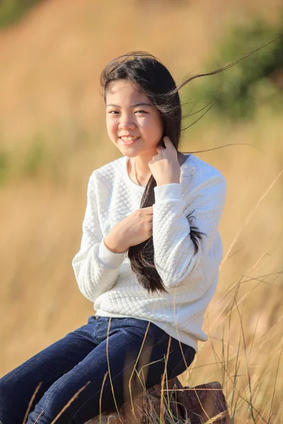 Portret Azjatycki Girl relaksujący emocji siedzi w pole trawa — Zdjęcie stockowe