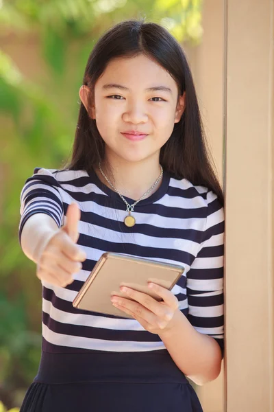 Asiático menina e computador tablet na mão pé com toothy smil — Fotografia de Stock