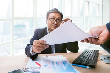 çalışma masası ofis ve kağıt rapor oturan iş adamı