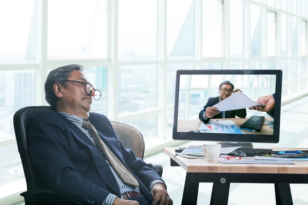 Hombre de negocios de alto nivel que duerme en el tiempo de trabajo de oficina con él — Foto de Stock