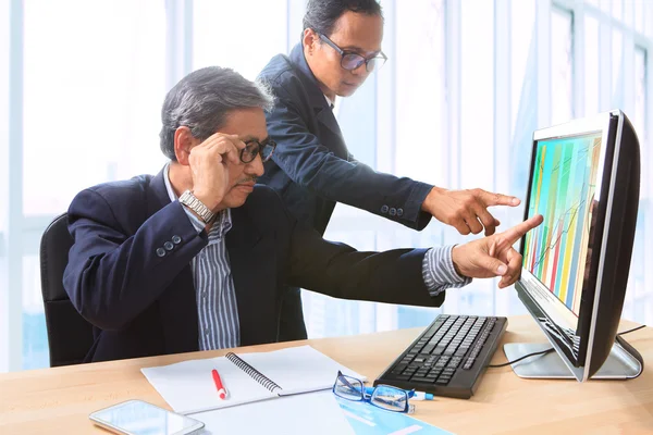 Parejas de hombres de negocios análisis de la estrategia de reunión de equipo para plani —  Fotos de Stock