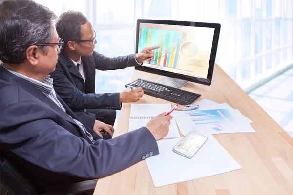 Coppie di uomini d'affari team meeting strategy analysis per plani — Foto Stock