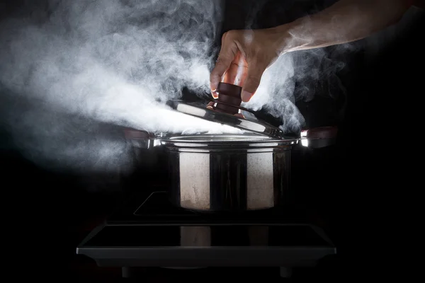 Mano de chef abierta olla de chorro caliente con hermosa iluminación de estudio —  Fotos de Stock