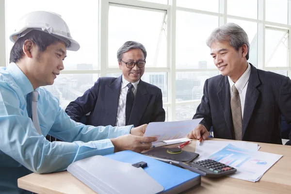 Team av unga och senior engineering man projektmöte i arbete — Stockfoto