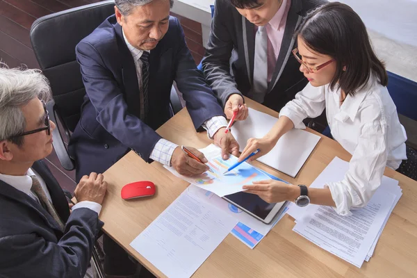 Negócio equipe trabalho asiático pessoas relatório análise reunião disco — Fotografia de Stock