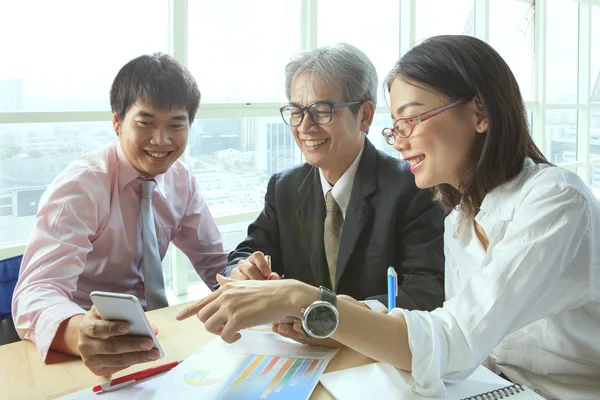 Grupo de empresarios que se reúnen con emtion felicidad señalando — Foto de Stock