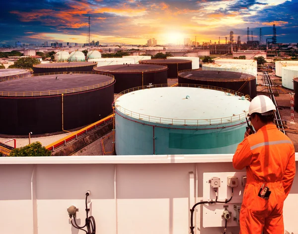 Hombre trabajador en la industria petroquímica uso de plantas para el petróleo, y fos —  Fotos de Stock