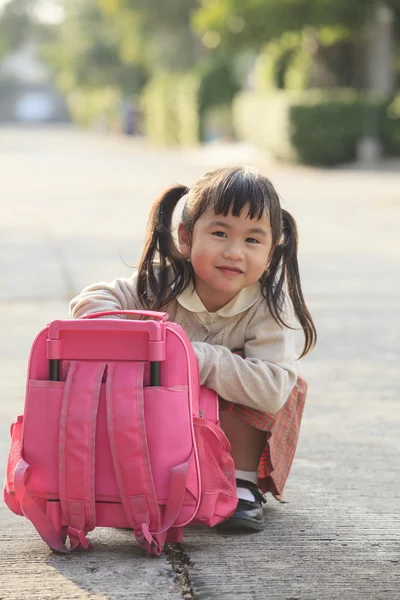 Aziatische student spelen na terug naar huis met geluk emotie — Stockfoto