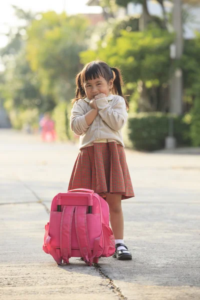 Aziatische student spelen na terug naar huis met geluk emotie — Stockfoto