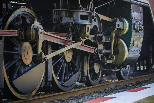 Iron wheels of stream engine locomotive train on railways track — Stock Photo, Image