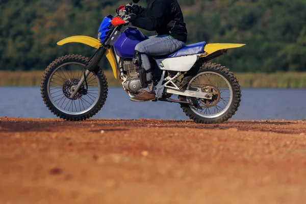 Hombre montando enduro motocicleta en campo de tierra —  Fotos de Stock