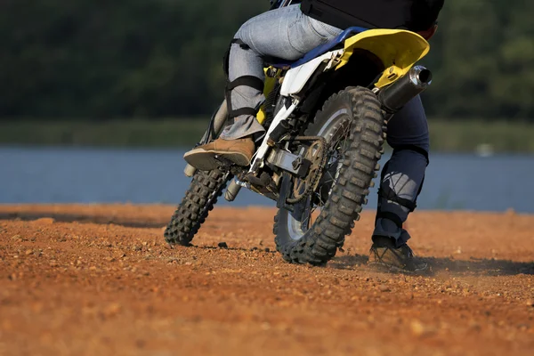 Homem equitação enduro motocicleta no campo de sujeira — Fotografia de Stock