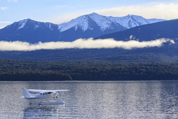 Wasserflugzeug schwimmt über Süßwassersee gegen schönen Mou — Stockfoto