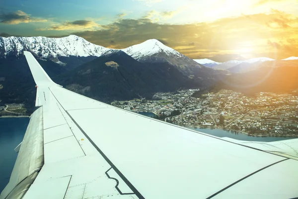 Pland fliegen über queenstown impotente stadt und reiseziel — Stockfoto