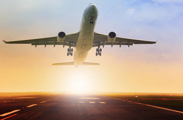 Passenger plane taking over airport runway use for air transport — Stock Photo, Image