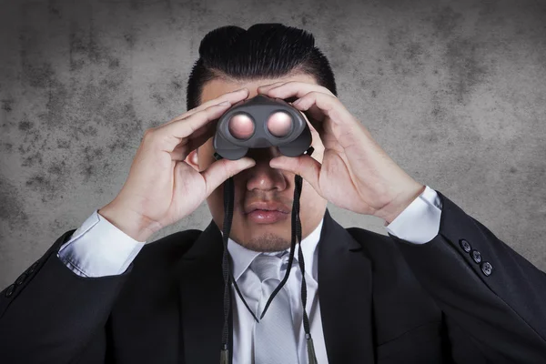 Obchodní muž hledá pomocí binokulární čočku pro podnikání str — Stock fotografie