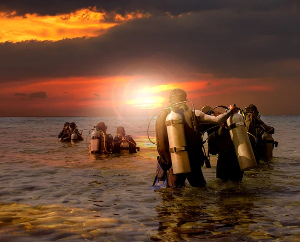 Grupo de buceo preparándose para el buceo nocturno en el agai junto al mar —  Fotos de Stock