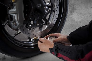 adam motosiklet lastik el ile hava basıncı seyahate çıkmadan önce test